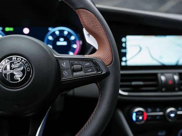 ALFA ROMEO Giulia 2.0 Intensa Q4 AT8 *SOFORT Verfügbar*Werksgarantie*Panorama*Harman/Kardon*