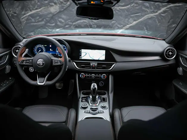 ALFA ROMEO Giulia 2.0 Intensa Q4 AT8 *SOFORT Verfügbar*Werksgarantie*Panorama*Harman/Kardon*