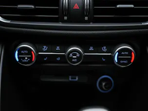 ALFA ROMEO Giulia 2.0 Intensa Q4 AT8 *SOFORT Verfügbar*Werksgarantie*Panorama*Harman/Kardon*
