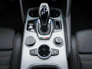 ALFA ROMEO Giulia 2.0 Intensa Q4 AT8 *SOFORT Verfügbar*Werksgarantie*Panorama*Harman/Kardon*