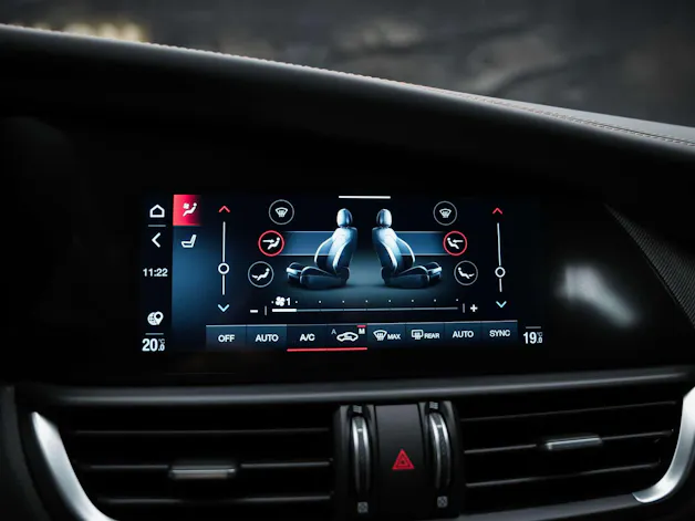 ALFA ROMEO Giulia 2.0 Intensa Q4 AT8 *SOFORT Verfügbar*Werksgarantie*Panorama*Harman/Kardon*