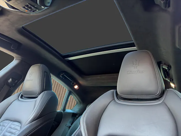 MASERATI Levante 3.8 V8 Trofeo Q4 Automatica / Carbon innen und aussen