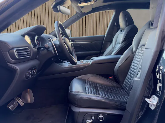 MASERATI Levante 3.8 V8 Trofeo Q4 Automatica / Carbon innen und aussen