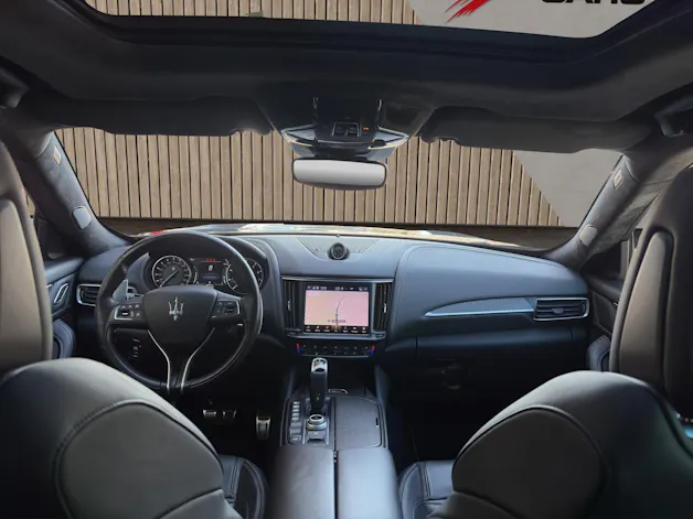 MASERATI Levante 3.8 V8 Trofeo Q4 Automatica / Carbon innen und aussen