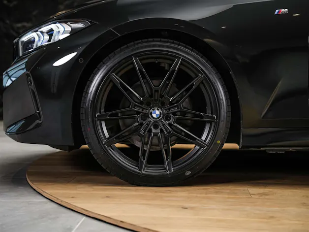 BMW 320d xDrive Steptronic M Sport Pro *ALL BLACK*Facelift*Werksgarantie*20" Felgen*Head-Up*