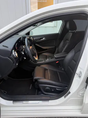 MERCEDES-BENZ A 220 Urban 4Matic 7G-DCT *4X4* *FRISCH AB MFK* *LEDER*