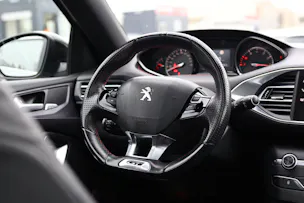 PEUGEOT 308 1.6 THP GT * PANORAMA * LEDERSITZE ELEKTRISCH * MASSAGEFUNKTION * DENON HiFi *