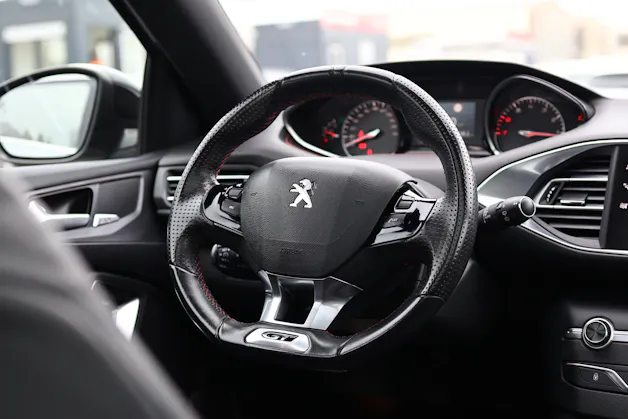 PEUGEOT 308 1.6 THP GT * PANORAMA * LEDERSITZE ELEKTRISCH * MASSAGEFUNKTION * DENON HiFi *