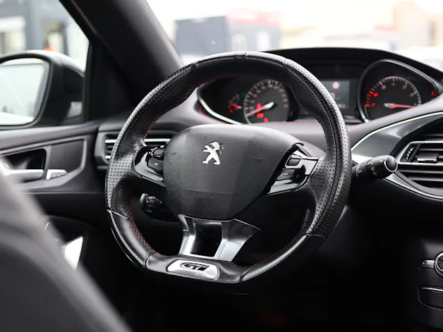 PEUGEOT 308 1.6 THP GT * PANORAMA * LEDERSITZE ELEKTRISCH * MASSAGEFUNKTION * DENON HiFi *