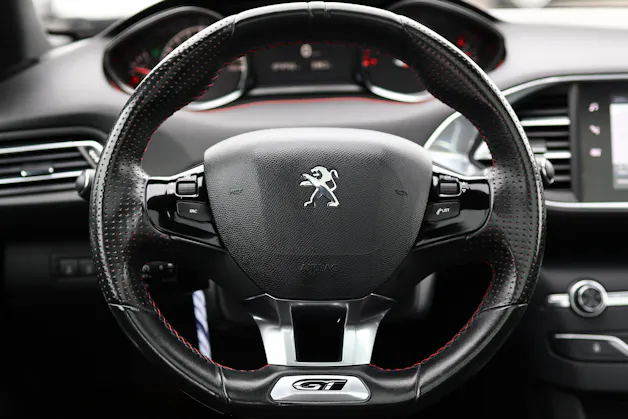 PEUGEOT 308 1.6 THP GT * PANORAMA * LEDERSITZE ELEKTRISCH * MASSAGEFUNKTION * DENON HiFi *