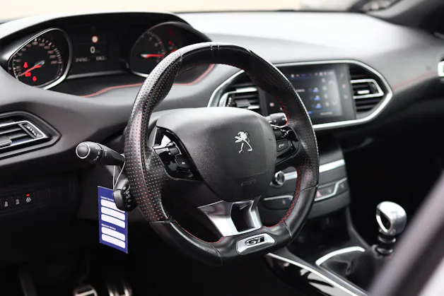 PEUGEOT 308 1.6 THP GT * PANORAMA * LEDERSITZE ELEKTRISCH * MASSAGEFUNKTION * DENON HiFi *