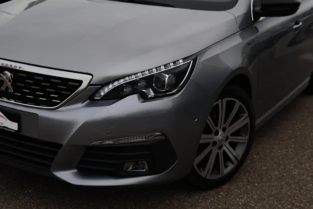 PEUGEOT 308 1.6 THP GT * PANORAMA * LEDERSITZE ELEKTRISCH * MASSAGEFUNKTION * DENON HiFi *