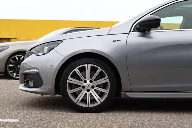 PEUGEOT 308 1.6 THP GT * PANORAMA * LEDERSITZE ELEKTRISCH * MASSAGEFUNKTION * DENON HiFi *