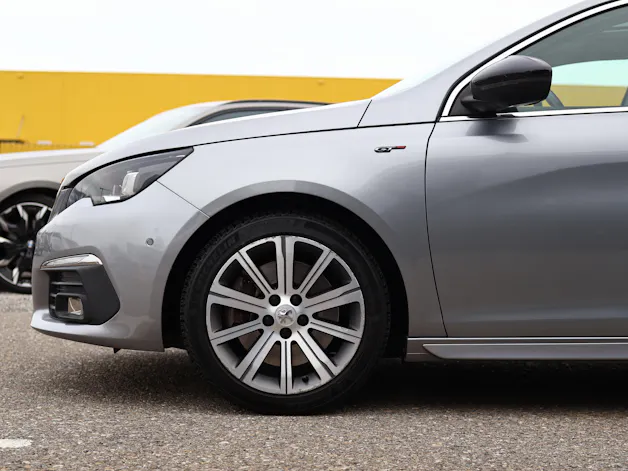 PEUGEOT 308 1.6 THP GT * PANORAMA * LEDERSITZE ELEKTRISCH * MASSAGEFUNKTION * DENON HiFi *
