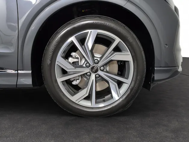 AUDI Q4 e-tron SUV performance Attraction