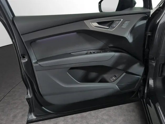 AUDI Q4 e-tron SUV performance Attraction