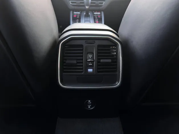 PORSCHE Macan T