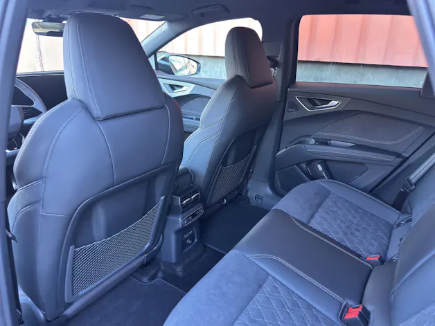 AUDI Q4 e-tron SUV quattro performance Swiss Ski