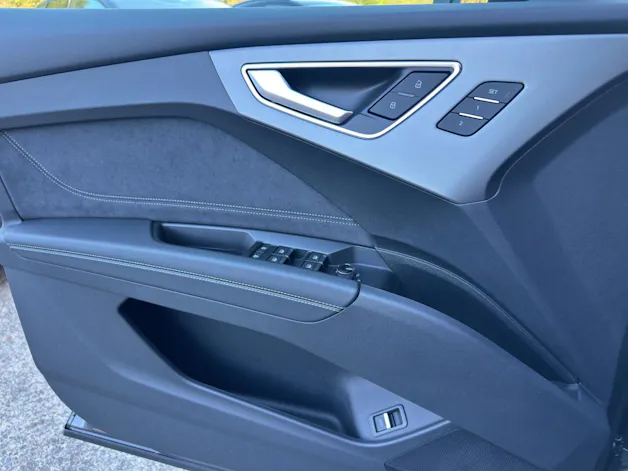 AUDI Q4 e-tron SUV quattro performance Swiss Ski