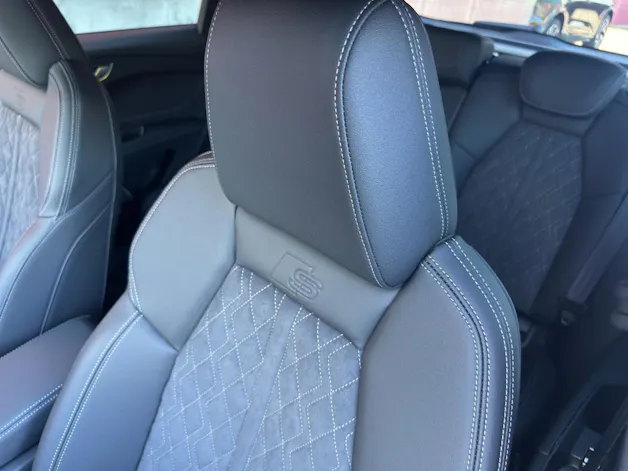 AUDI Q4 e-tron SUV quattro performance Swiss Ski