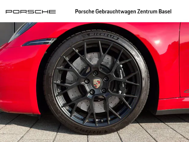 PORSCHE 911 Carrera 4 GTS