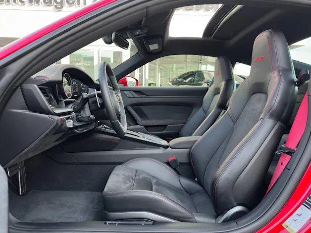 PORSCHE 911 Carrera 4 GTS