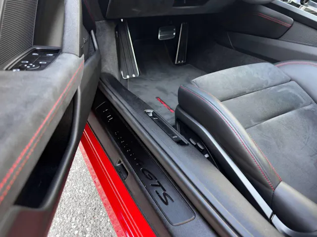 PORSCHE 911 Carrera 4 GTS