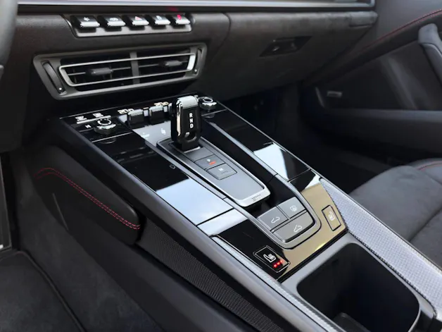 PORSCHE 911 Carrera 4 GTS