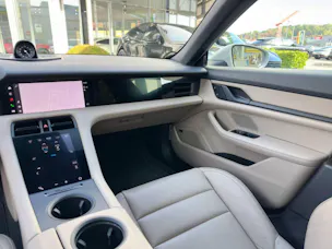 PORSCHE Taycan