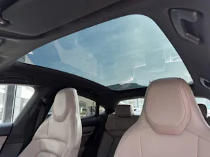 PORSCHE Taycan