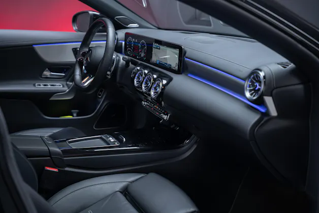 MERCEDES-BENZ CLA 35 AMG 4matic/ Facelift / Head-Up Display / Panorama-Schiebedach