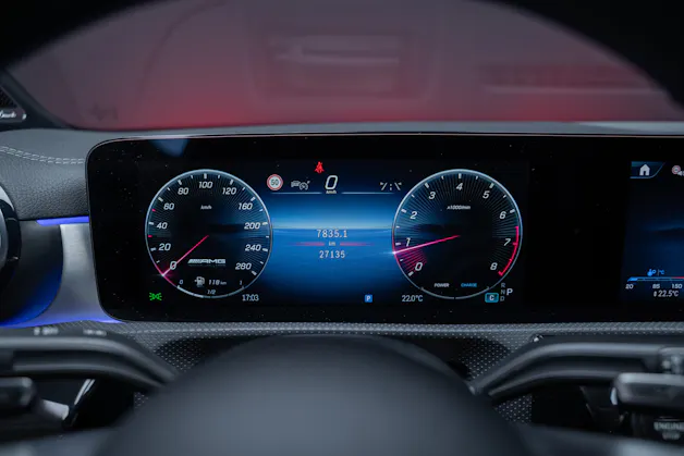 MERCEDES-BENZ CLA 35 AMG 4matic/ Facelift / Head-Up Display / Panorama-Schiebedach