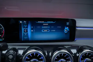 MERCEDES-BENZ CLA 35 AMG 4matic/ Facelift / Head-Up Display / Panorama-Schiebedach