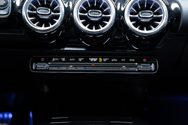 MERCEDES-BENZ CLA 35 AMG 4matic/ Facelift / Head-Up Display / Panorama-Schiebedach