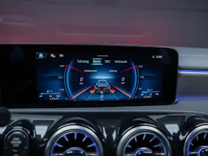 MERCEDES-BENZ CLA 35 AMG 4matic/ Facelift / Head-Up Display / Panorama-Schiebedach