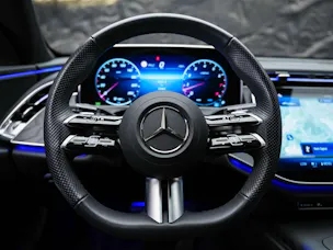 MERCEDES-BENZ E 200 AMG Line 9G-Tronic *Werksgarantie*21" Felgen*Lenkradheizung*