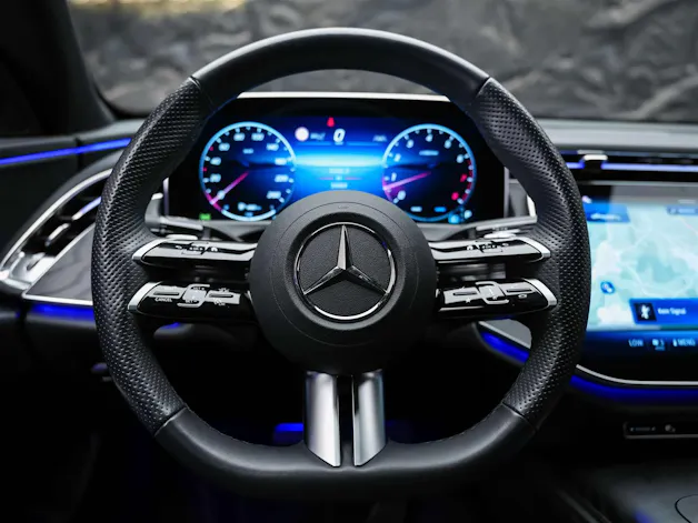MERCEDES-BENZ E 200 AMG Line 9G-Tronic *Werksgarantie*21" Felgen*Lenkradheizung*