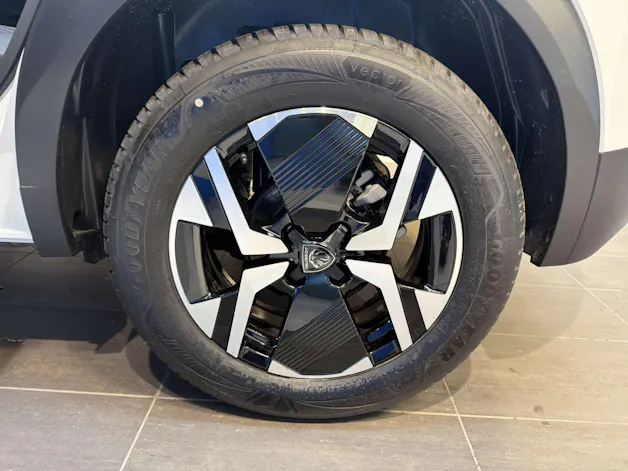 PEUGEOT 2008 1.2 145 MHEV Allure Automat