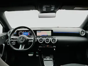 MERCEDES-BENZ A 200 7G-DCT AMG Line