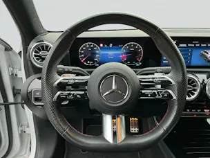 MERCEDES-BENZ A 200 7G-DCT AMG Line