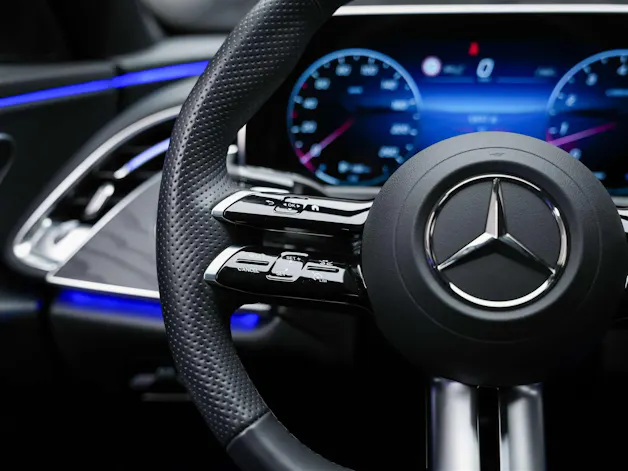 MERCEDES-BENZ E 200 AMG Line 9G-Tronic *Werksgarantie*21" Felgen*Lenkradheizung*