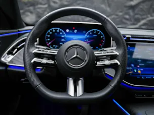 MERCEDES-BENZ E 200 AMG Line 9G-Tronic *Werksgarantie*21" Felgen*Lenkradheizung*