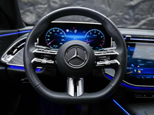 MERCEDES-BENZ E 200 AMG Line 9G-Tronic *Werksgarantie*21" Felgen*Lenkradheizung*