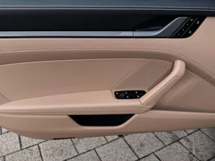 PORSCHE 911 Carrera 4