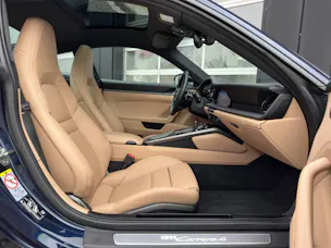 PORSCHE 911 Carrera 4