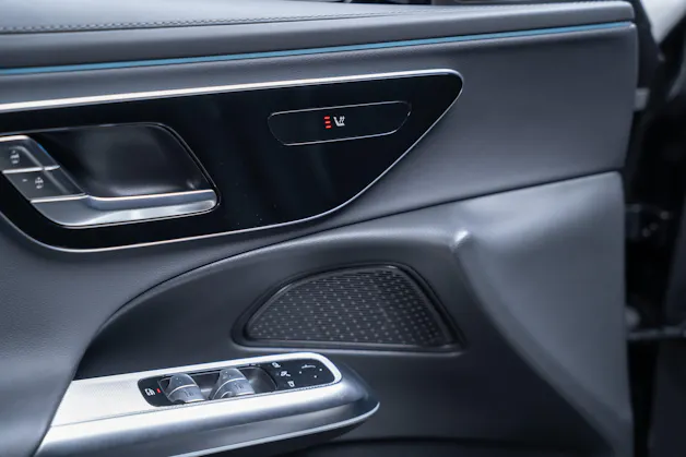 MERCEDES-BENZ E 200 AMG Line / Hyperscreen / Rückfahrkamera / el.Sitze