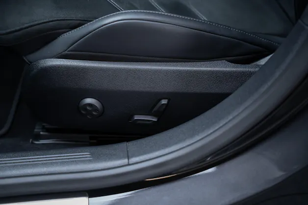 MERCEDES-BENZ E 200 AMG Line / Hyperscreen / Rückfahrkamera / el.Sitze