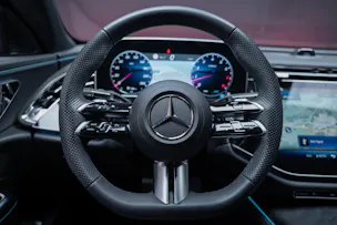 MERCEDES-BENZ E 200 AMG Line / Hyperscreen / Rückfahrkamera / el.Sitze