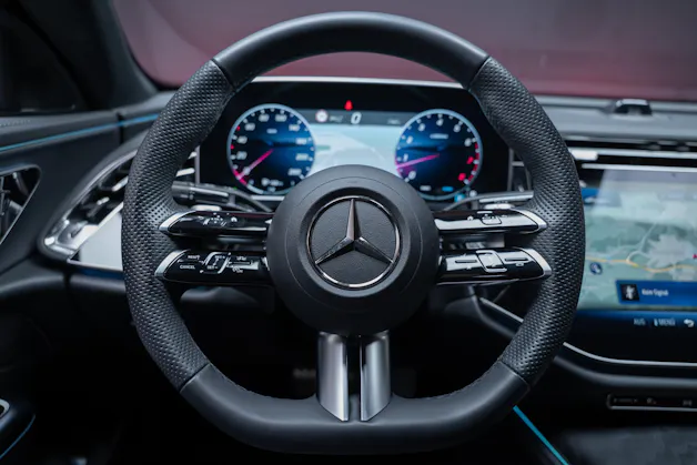 MERCEDES-BENZ E 200 AMG Line / Hyperscreen / Rückfahrkamera / el.Sitze
