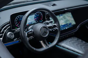 MERCEDES-BENZ E 200 AMG Line / Hyperscreen / Rückfahrkamera / el.Sitze